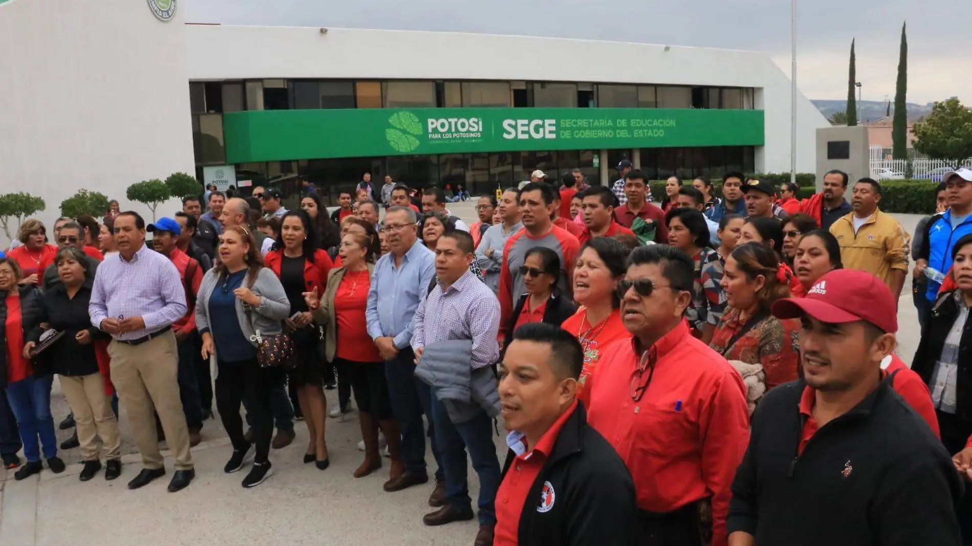 Maestros  de telesecundarias manifestaron en la SEGE (2)